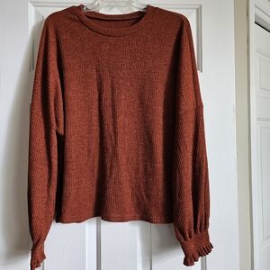 RUST COLORED LONG SLEEVED TOP w Sleeves Gathered at Wrist